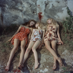 fagyos_78359_12461_An_older_mother_and_two_teen_daughters_in__ded45eef-fefb-4919-82e8-5ef4b1d0...png